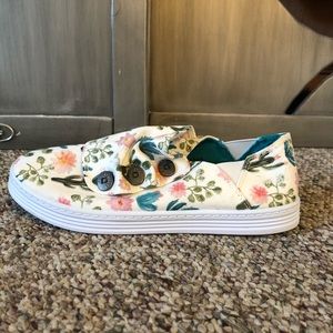 Blowfish Slip-on, size 6